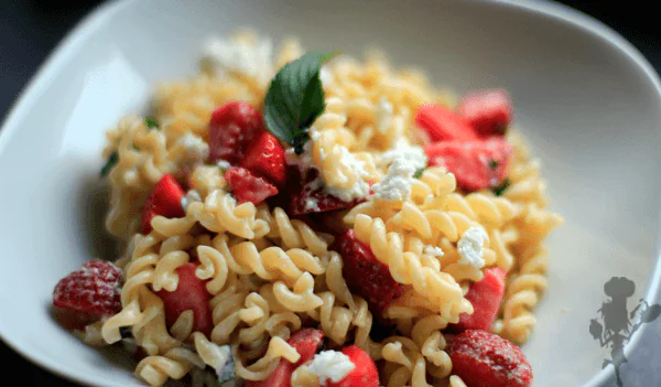 Salade De Pâtes, Basilic Et Fraises